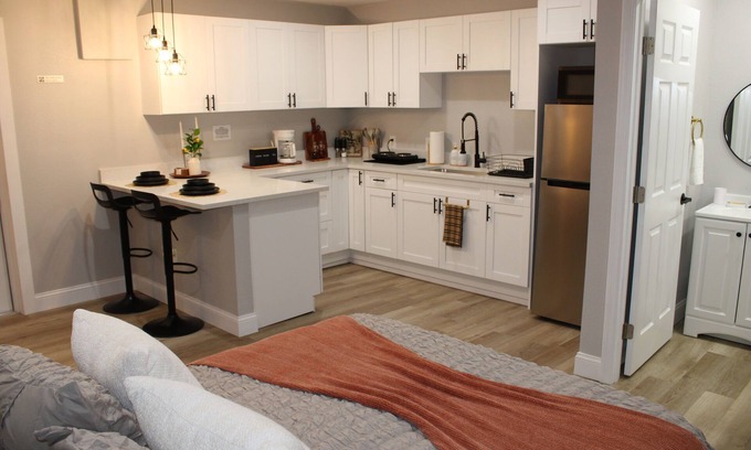 The Lakes Apartment | Cozy & Stylish Studio Getaway
