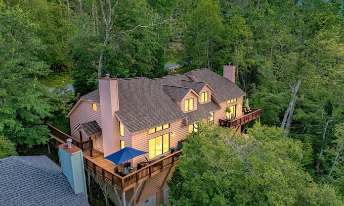 Sugar Mountain House | Cozy Sugar Mountain Retreat/walk to ski slopes & trails/scenic views/fireplace