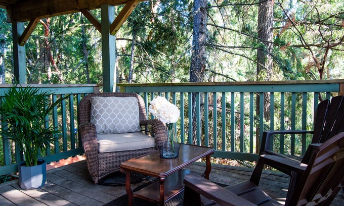 Langford House | Cozy suite in walking distance to nature trails and Thetis Lake