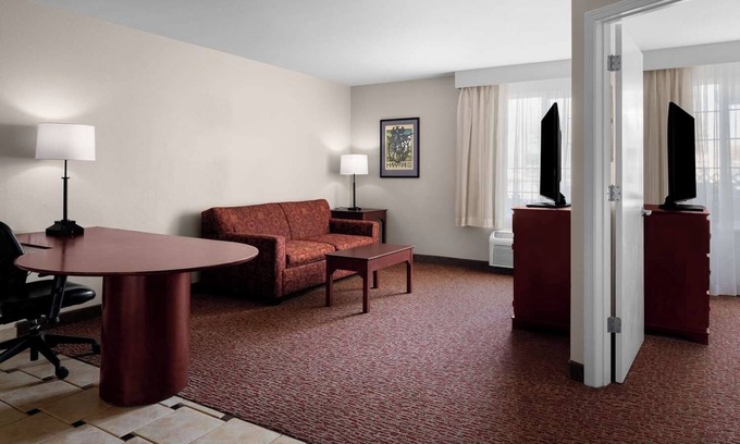 Hillsboro Hotel | Cozy Suite w/Fully Equipped Kitchen & Separate Living Areas – Ideal for Groups
