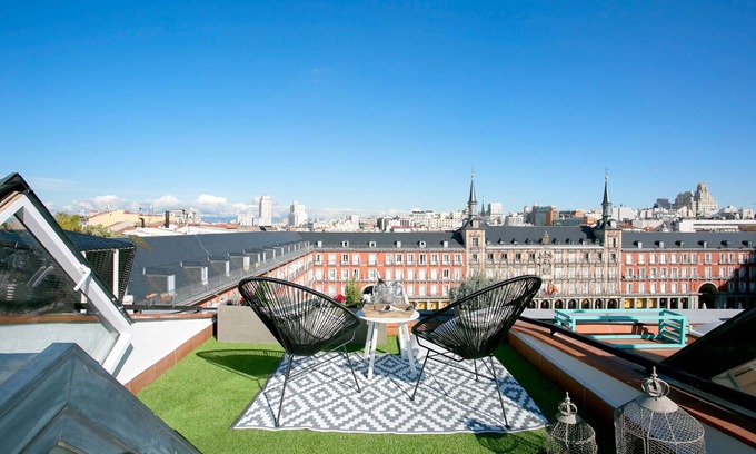 Sol Apartment | Cozy Suite with Terrace Facing Plaza Mayor