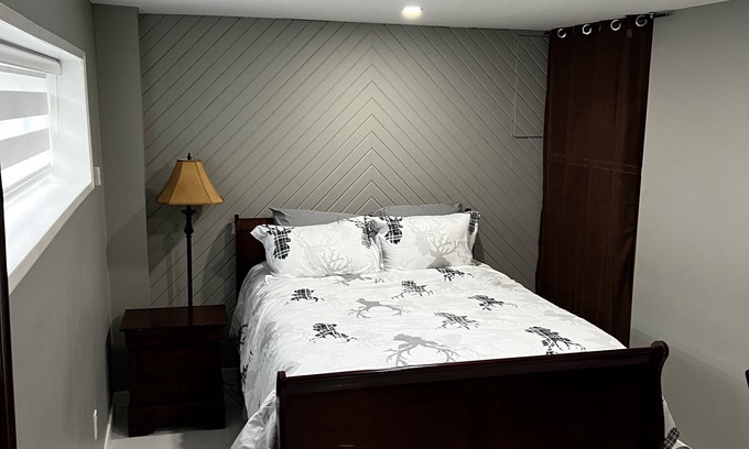Surrey House | Cozy surrey queen bed suite kid & pet friendly