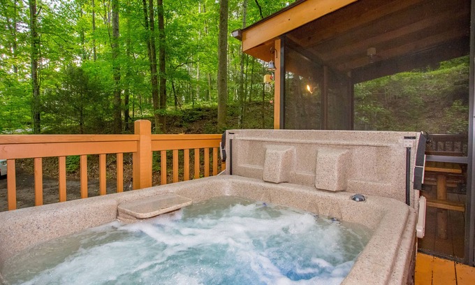 Gatlinburg - Pigeon Forge Cabin | Cozy Timbers: HotTub*Wifi*Games*FirePit*H/Moon*near Attractions!