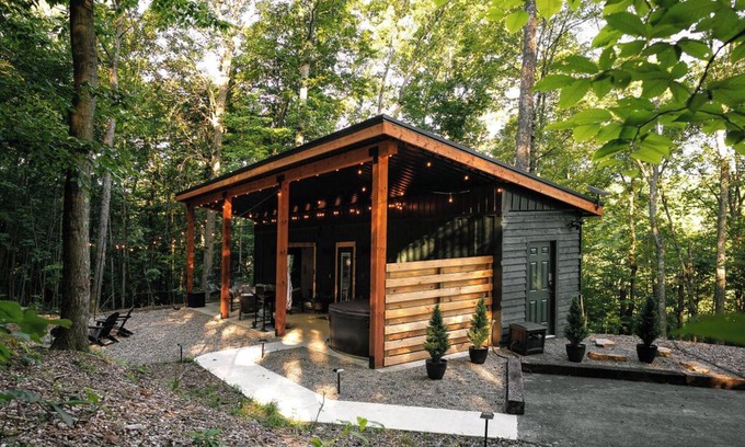 Logan Cabin | Cozy Tiny Home in Hocking Hills - Hot Tub + Fire Pit - Minutes to Old Man’s Cave