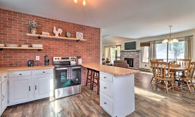 Tobyhanna House | Cozy Tobyhanna Cabin with Hot Tub and Resort Amenities