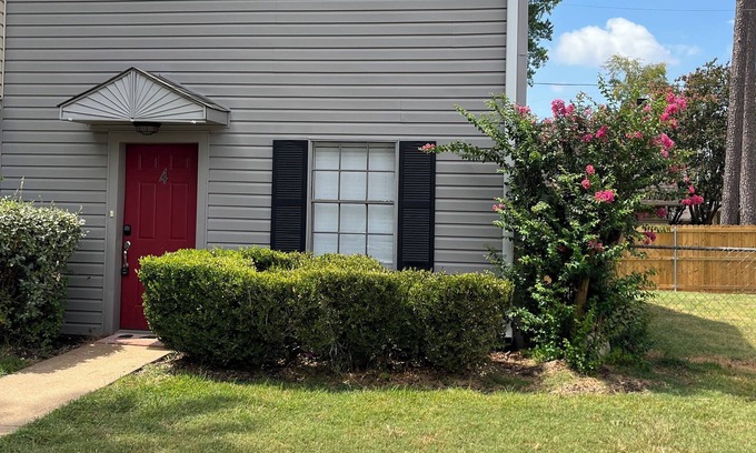 Longview House | Cozy townhome near restaurants, hospitals, shopping, and downtown. Family/pets!