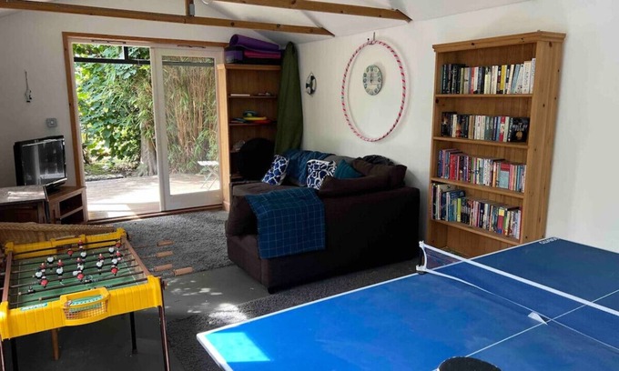 Ryde Apartment | Cozy traditional cottage with parking and garden