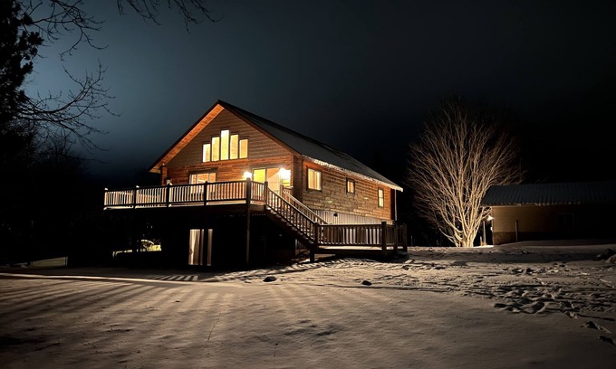 Munising Cabin | Cozy U.P. North Log Cabin: Off Trail 419, Mins to Pictured Rocks!