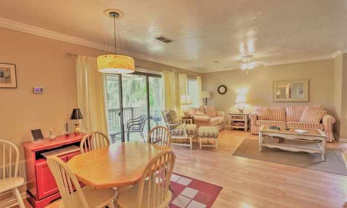 Hilton Head Island Condo | Cozy upgraded condo 10 minutes from the Beach !