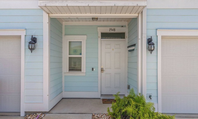 Upper Grand Lagoon House | Cozy Vacation Getaway with Pool, 10min Drive to the Beach