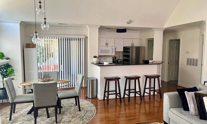 Charlotte Condo | Cozy~ Vaulted Ceilings~ Midtown~ Elizabeth Condo