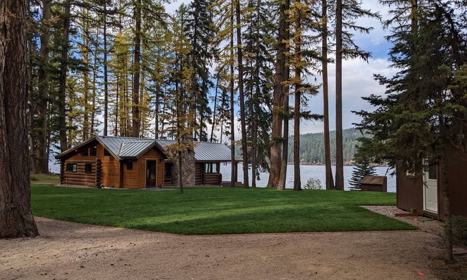 Seeley Lake Cabin | Cozy Vintage Cabin on Placid Lake, Montana - Waterfront, Sleeps 6 Adults - Wifi