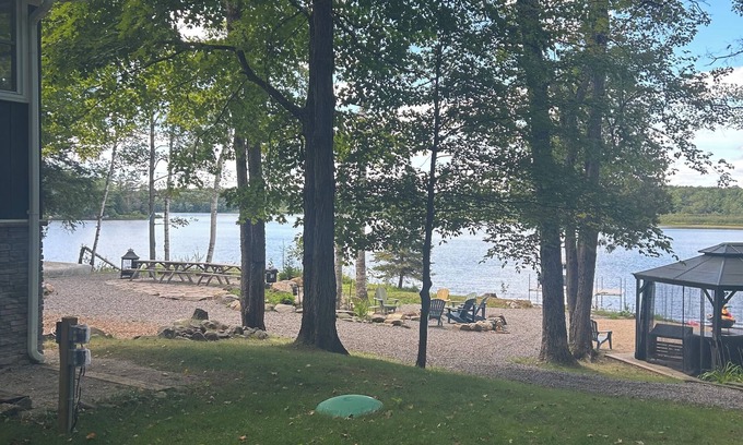 Bracebridge Cottage | Cozy Waterfront Cottage & Bunkie (3 spaces in 1)