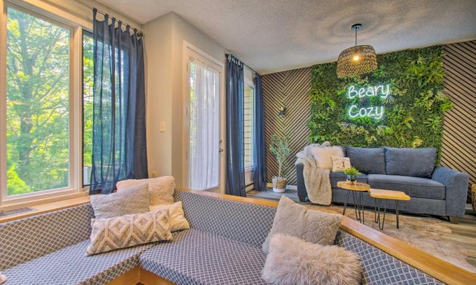 Nellysford House | Cozy Wintergreen Home with Balcony and Fireplace!