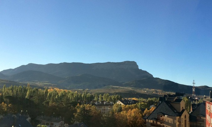 Jaca Apartment | Cozy with exceptional views and dishwasher