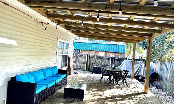 Ono Island House | Cozy Yellow Cottage at Bear Point