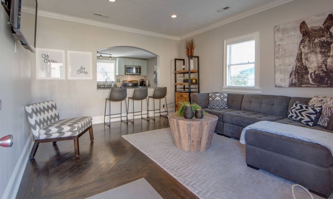 Franklin House | Cozy1930’s Bungalow Close To Downtown Franklin, The Factory and more!