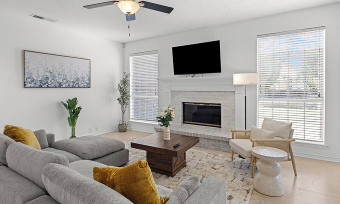 Carrollton House | Cozy4B2.5B｜Lush Backyard for leisure｜Fully furnished｜Garage access #42456