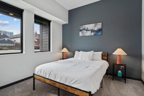 Lockerbie Square Apartment | CozySuites Mass with parking lounge & roof deck #23