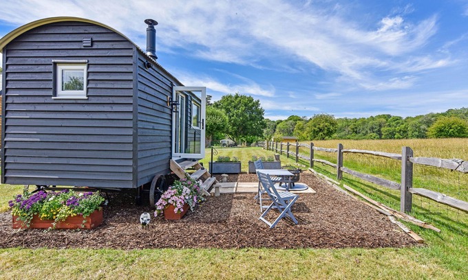 Waterlooville Cottage | Crabden Shepherd Hut - Blendworth - sleeps 2 guests in 1 bedroom