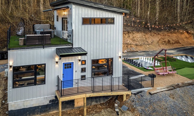 Gatlinburg Ski Chalet | Craftsman's Cove – Brand New Luxury Cabin in the Arts & Crafts District