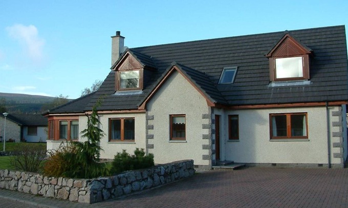 Aviemore House | Craigmore Lodge, Aviemore: sleeps up to 14 with hot tub, sauna, wifi and more