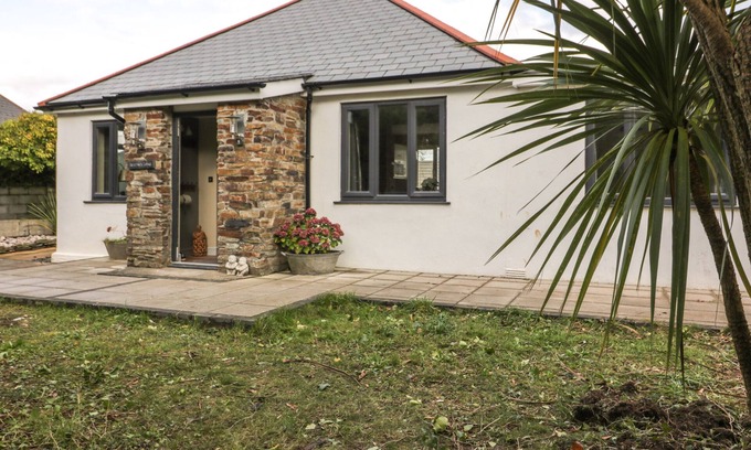 Crantock Cottage | CRANTOCK LODGE, pet friendly, country holiday cottage in Crantock