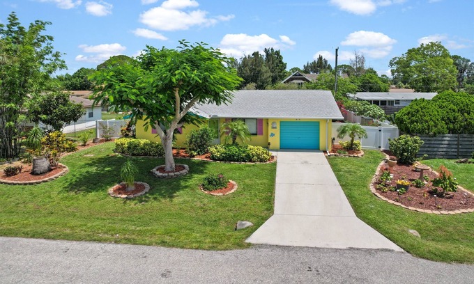 South Venice House | Creative Coastal Cottage - 5 min to beach