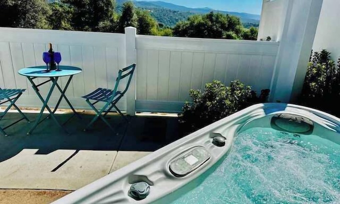Ahwahnee Apartment | Creature Comforts Suite-Private Hot Tub-Sleeps 2