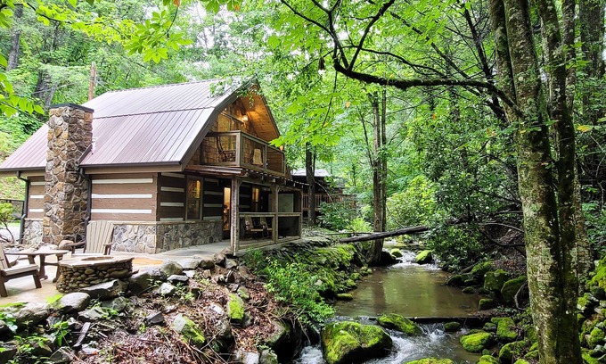 Gatlinburg - Pigeon Forge Cabin | Creek-front home w/firepit, fireplace, forest setting - free attraction tickets
