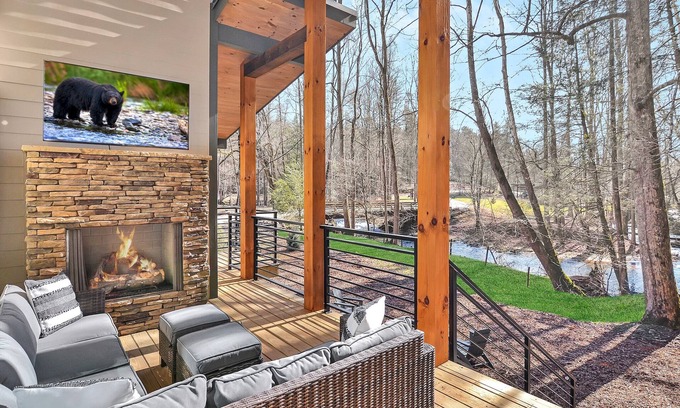 Ellijay Cabin | Creek's Corner ~ 3BR Creekside Retreat ~ Fire Pit ~ Hot Tub