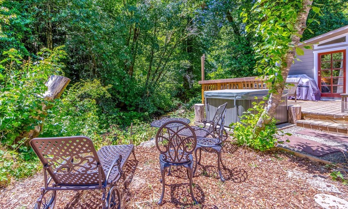 Guerneville Cottage | Creek-side home close to river/woods with private hot tub & deck - dog-friendly