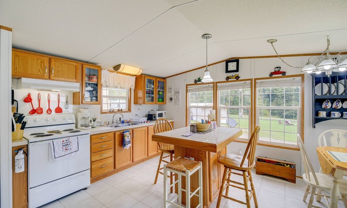 Max Meadows House | Creekfront Max Meadows Mobile Home with Deck!