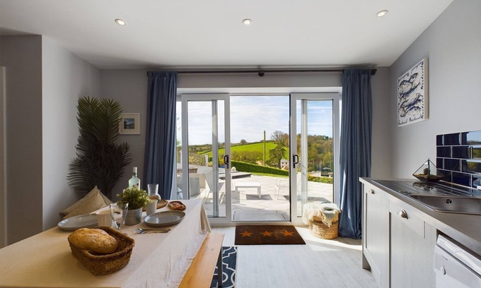 Kingsbridge Apartment | Creeks View - an apartment that sleeps 2 guests in 1 bedroom