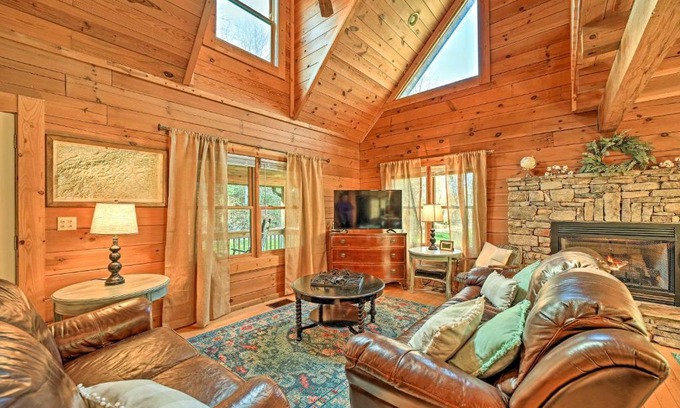 Bryson City House | Creekside Bryson City Cabin with Private Hot Tub