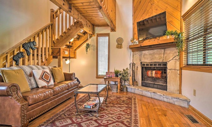 Gatlinburg - Pigeon Forge House | CREEKSIDE Cabin w/LOFT by Pigeon Forge