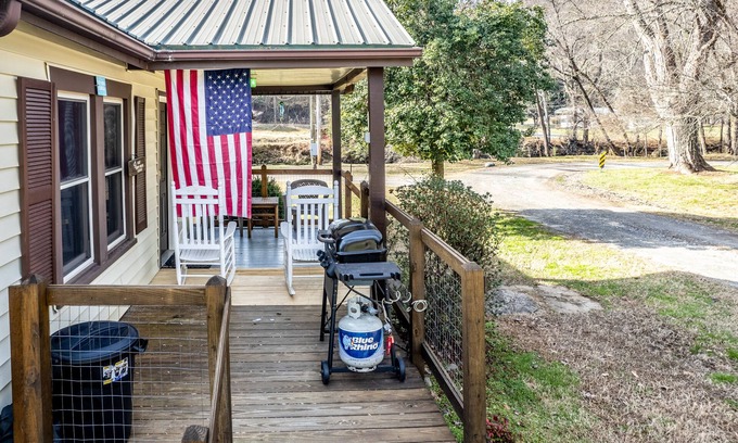 Bryson City Cottage | Creekside Cabin with Free WiFi, Firepit, Full Kitchen, & Private W/D - Dogs OK