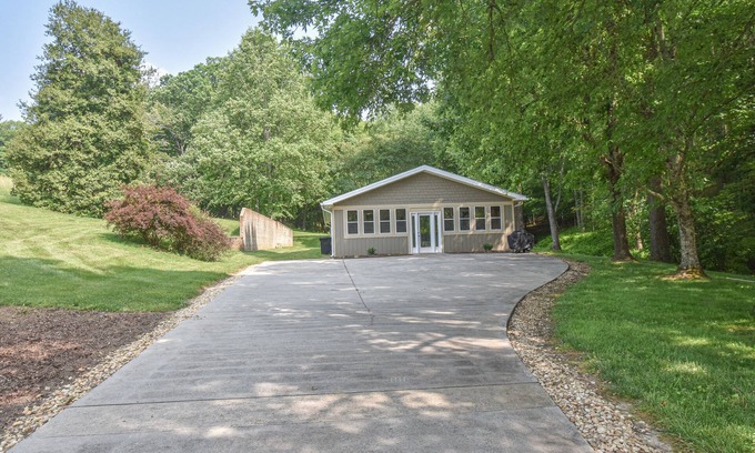 Blairsville Cabin | Creekside home near the lakes with beautiful yard, firepit & Ping-Pong