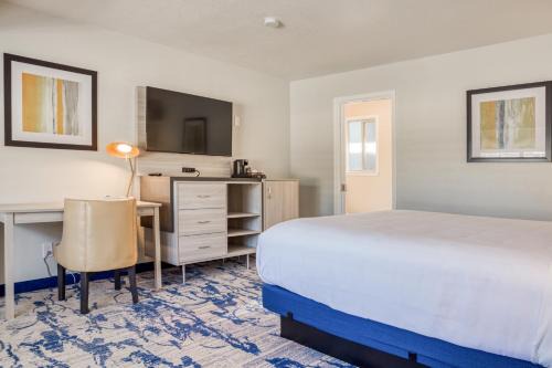 Cambria Hotel | Creekside Inn Downtown