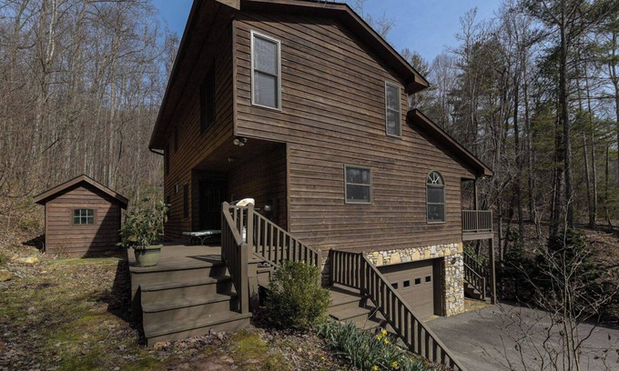 Asheville Cabin | Creekside Mountain by AvantStay | Private Sauna