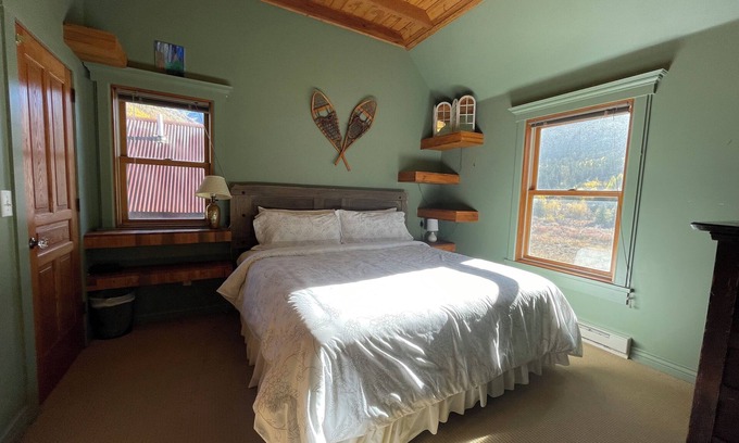 Silverton House | Creekside Side Pet Friendly Retreat