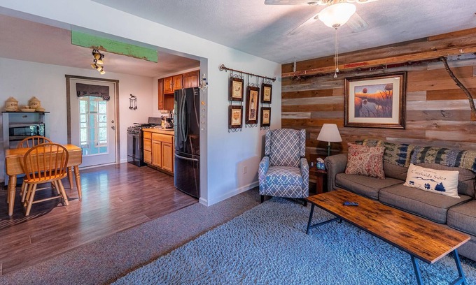 Summersville Apartment | Creekside Suite at Lake Sometimes