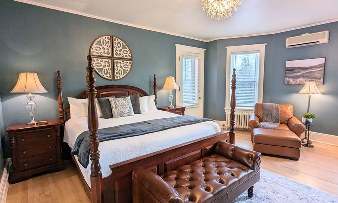 Endion House | Creekside Suite w/Jacuzzi & Sauna