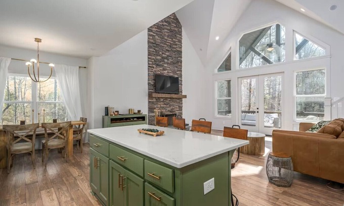 Ellijay Cabin | Creekside Wonderland-Modern Cabin in Ellijay W/Hiking Trail and Water Access