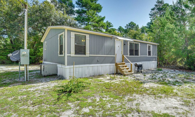 Crescent City Cottage | Crescent City Home w/Charcoal Grill: Near 3 Lakes