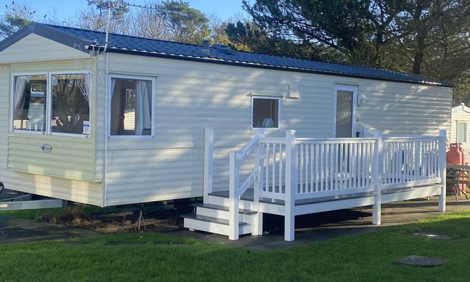 Cresswell House | Cresswell Towers Caravan Pet friendly - 500 yards to beach.