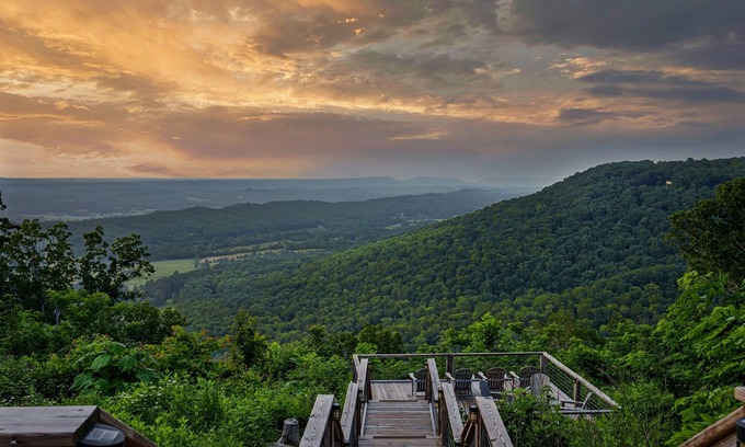 Fort Payne Cabin | Crest View Lodge with AMAZING VIEWS! Sunken Deck! Movie Theater! Fast Wi-Fi!
