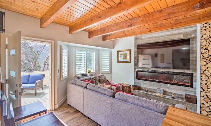 Crestline House | Crestline Cabin with Deck 1 Mi to Lake Gregory
