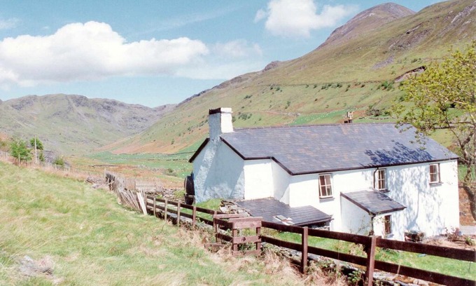 Penrhyndeudraeth Cottage | Croesor Bach is a traditional, detached farmhouse, serenely positioned at the top of a valley