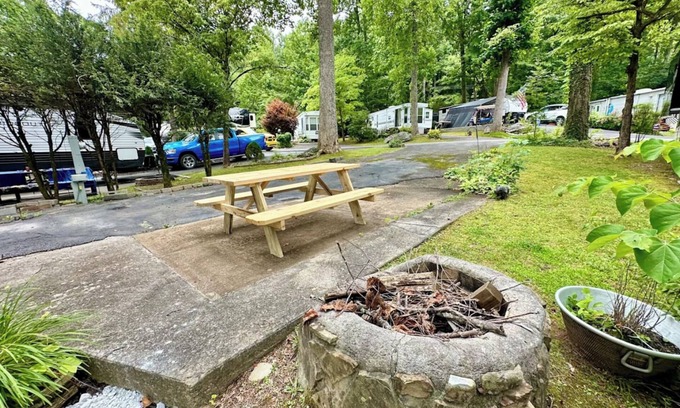 Gatlinburg - Pigeon Forge RV Rental | Crofty Bear - RV Campsite in Gatlinburg - Free WiFi & Full Hookups in RV Resort